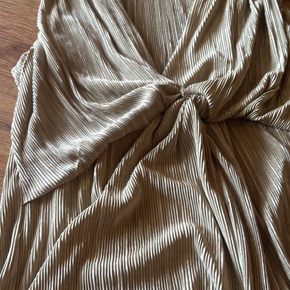 Elegant Gold Sleeveless Top - Picture 3 of 4